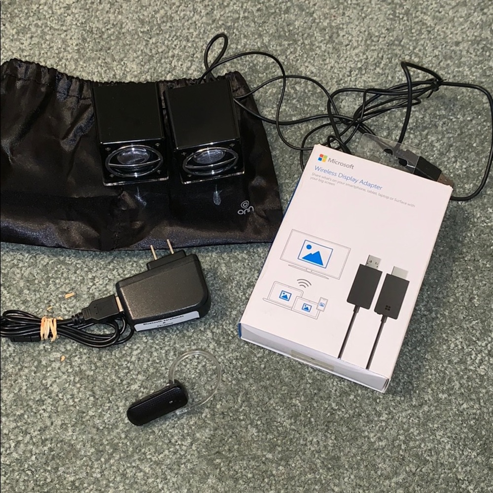 New Microsoft Wireless Display Adaptor w/Speakers+